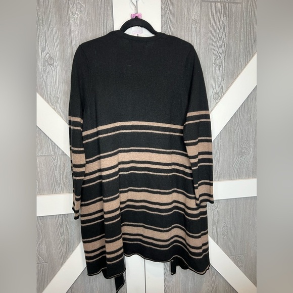 B13.05 Tahari 100% Extra Fine Merino Wool Camel Black Cardigan Sweater 2X - Picture 5 of 8